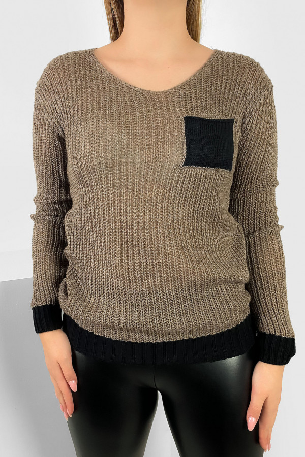 Krótki sweter damski w kolorze brązowo czarnym ozdobna kieszonka ściągacze