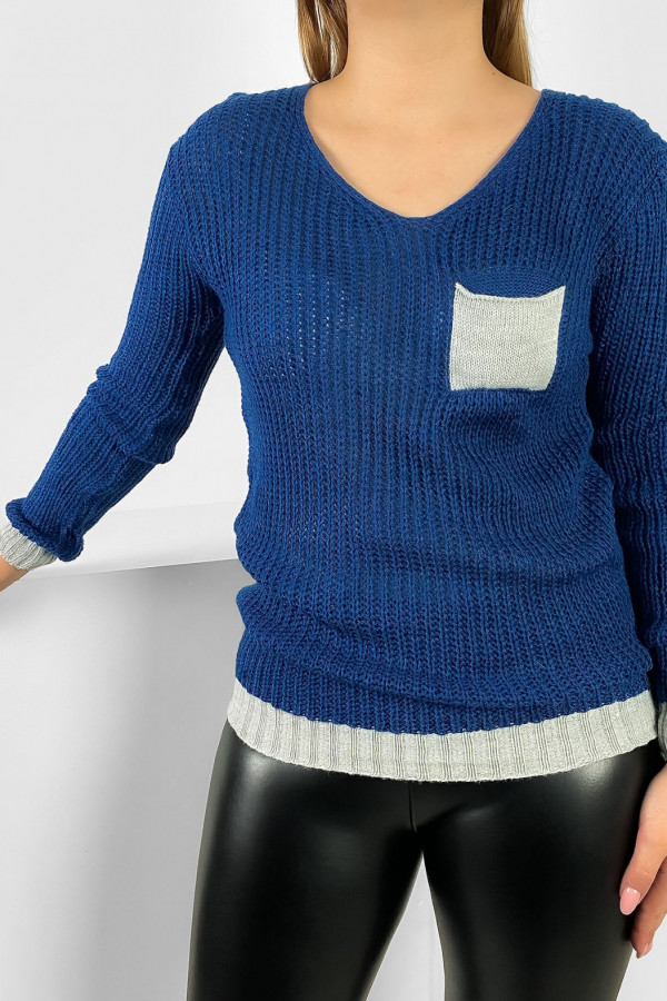 Krótki sweter damski w kolorze granatowo szarym ozdobna kieszonka ściągacze 1