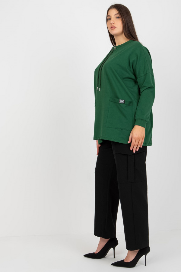 Bluza damska plus size w kolorze butelkowej zieleni naszyte kieszenie Sami 4