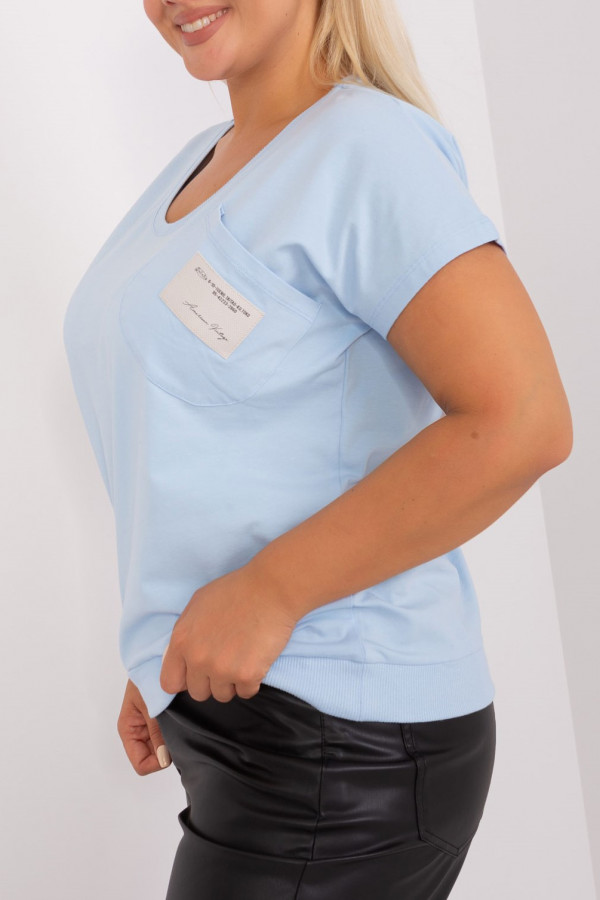 Bluzka damska plus size w kolorze błękitym duża kieszeń naszywka