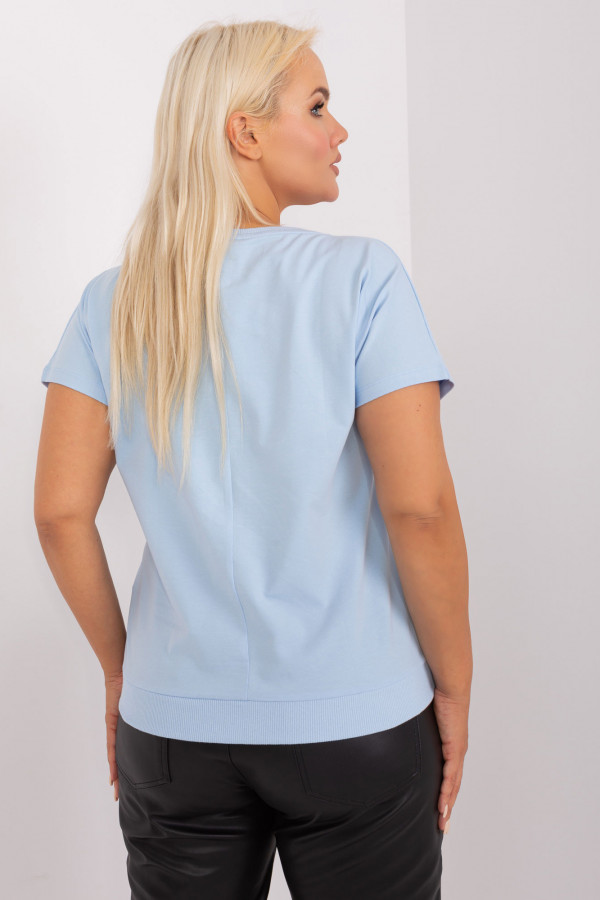 Bluzka damska plus size w kolorze błękitym duża kieszeń naszywka 3