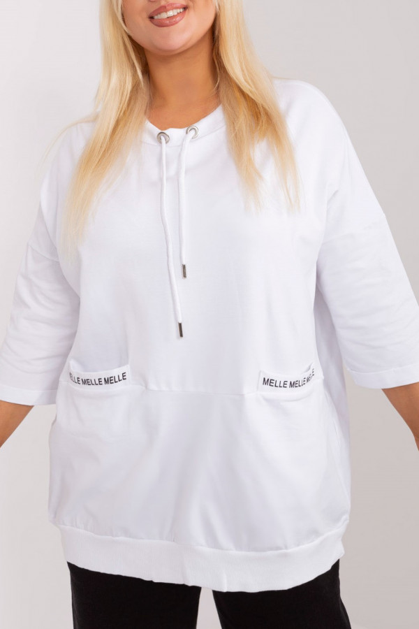 Modna lekka bluza damska plus size w kolorze białym kieszenie napisy Melle