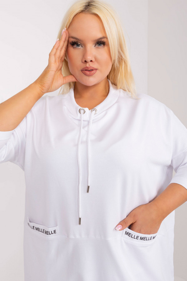 Modna lekka bluza damska plus size w kolorze białym kieszenie napisy Melle 1