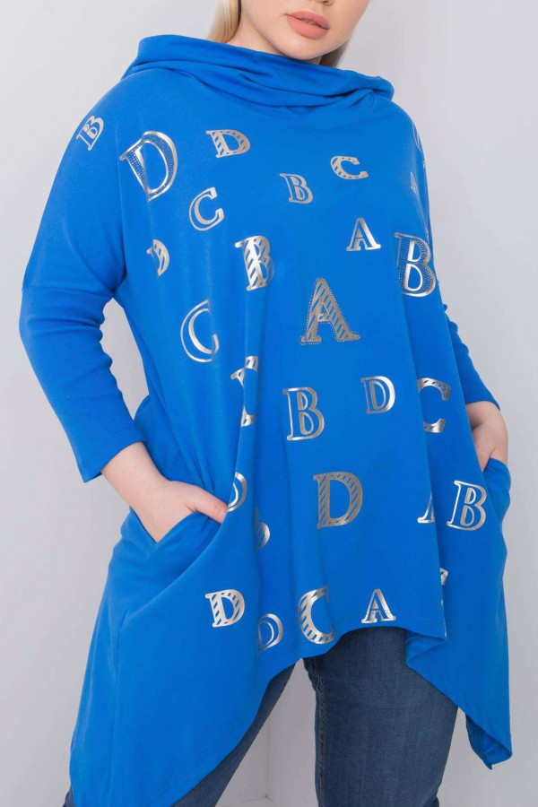 Asymetryczna tunika damska plus size w kolorze niebieskim z kieszeniami długie boki litery