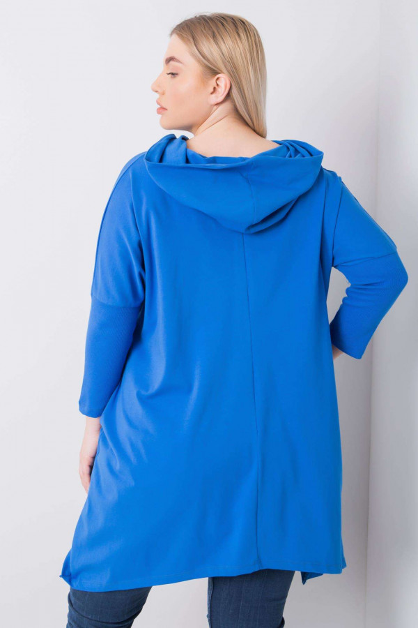 Asymetryczna tunika damska plus size w kolorze niebieskim z kieszeniami długie boki litery 2