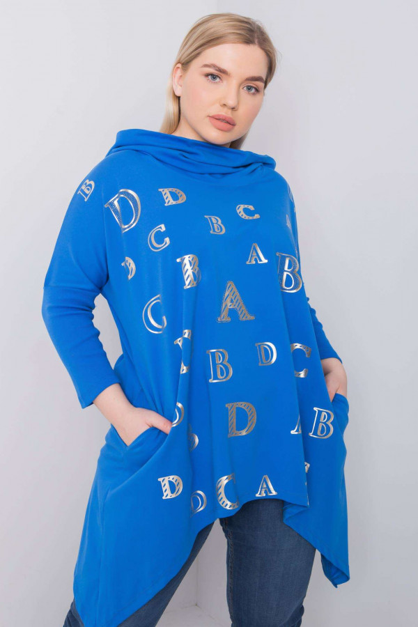 Asymetryczna tunika damska plus size w kolorze niebieskim z kieszeniami długie boki litery 3