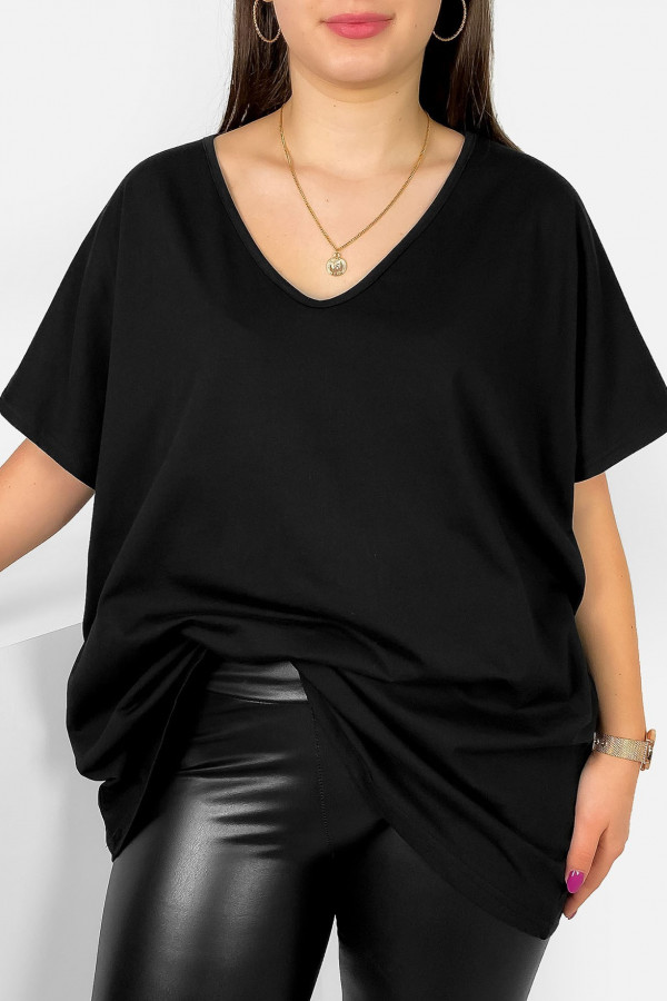 Bluzka damska plus size w kolorze czarnym dekolt w serek