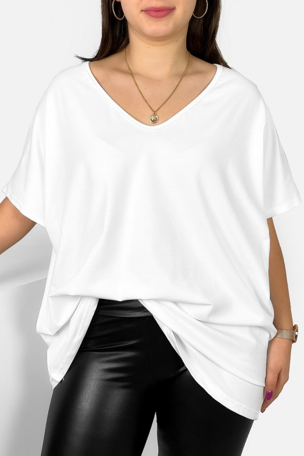 Bluzka damska plus size w kolorze białym dekolt w serek
