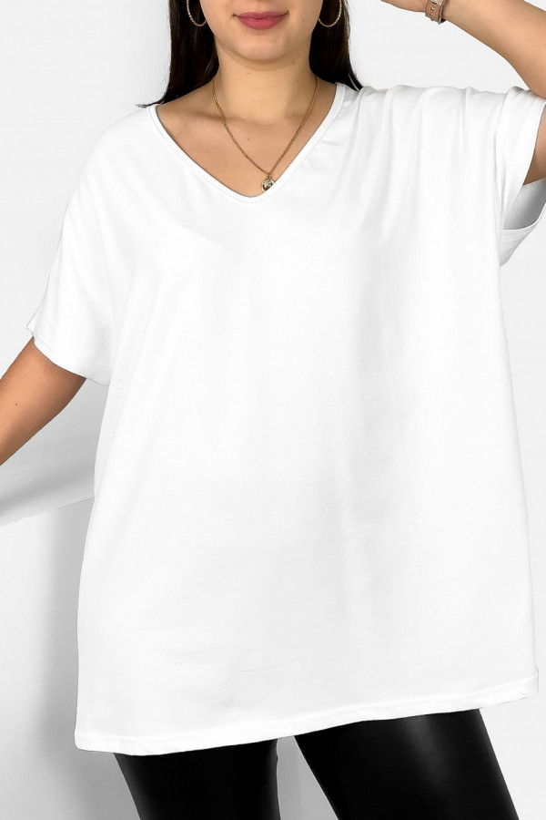 Bluzka damska plus size w kolorze białym dekolt w serek 2