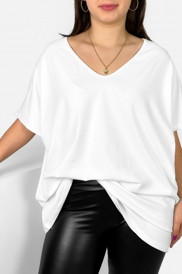 Bluzka damska plus size w kolorze białym dekolt w serek 1
