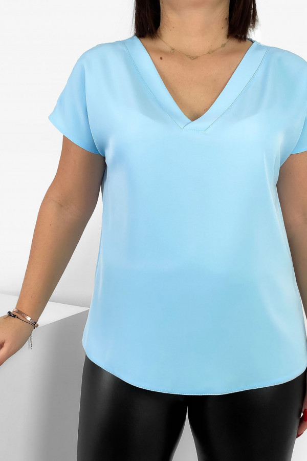 Elegancka bluzka koszulowa plus size w kolorze błękitnym dekolt zakładka Ezan 1