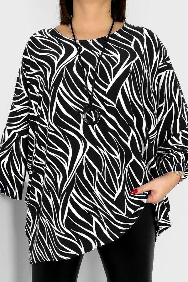 Tunika plus size wzór czarna zebra oversize dłuższy tył z naszyjnikiem Victoria