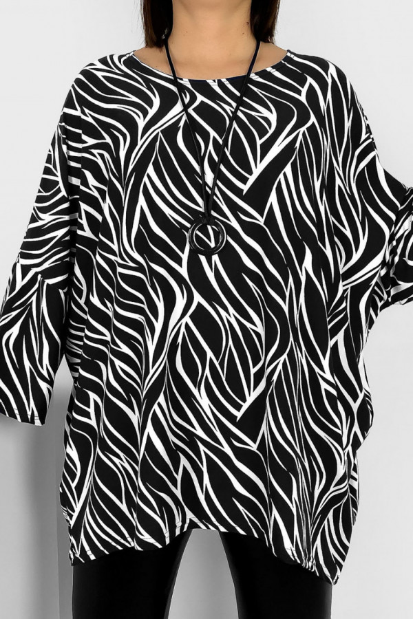 Tunika plus size wzór czarna zebra oversize dłuższy tył z naszyjnikiem Victoria 2