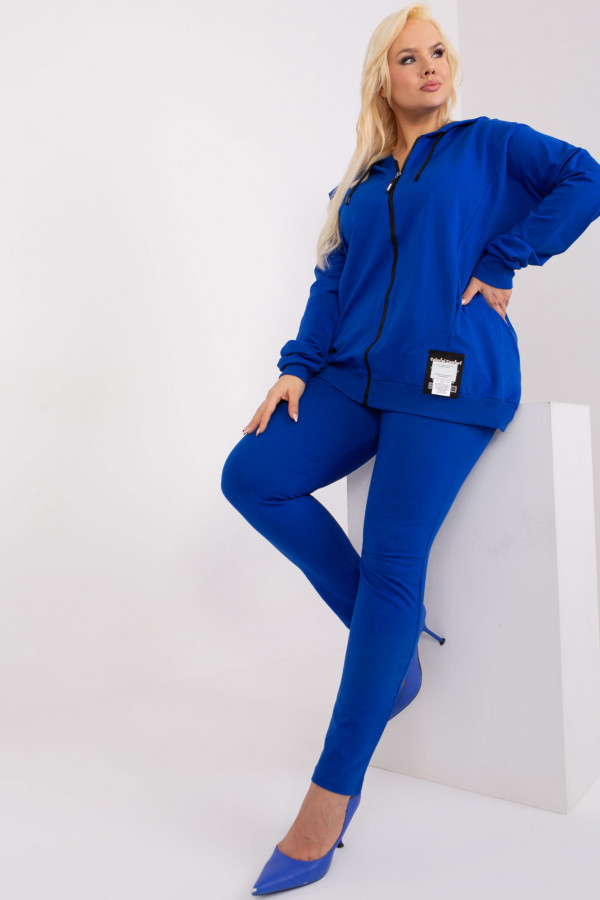 Dres damski plus size w kolorze kobaltowym komplet spodnie i bluza ZIP naszywka Rosario