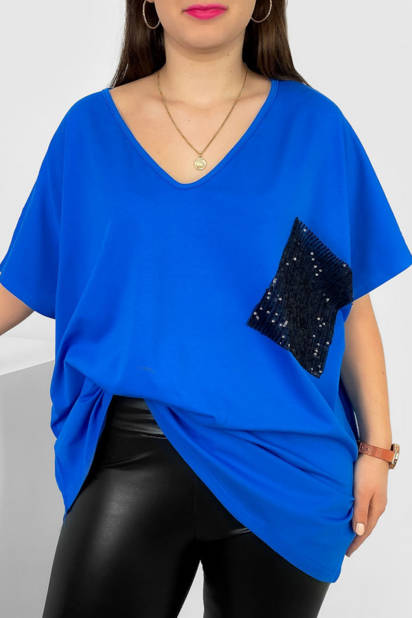 Bluzka damska plus size w kolorze niebieskim ozdobna kieszonka cekiny