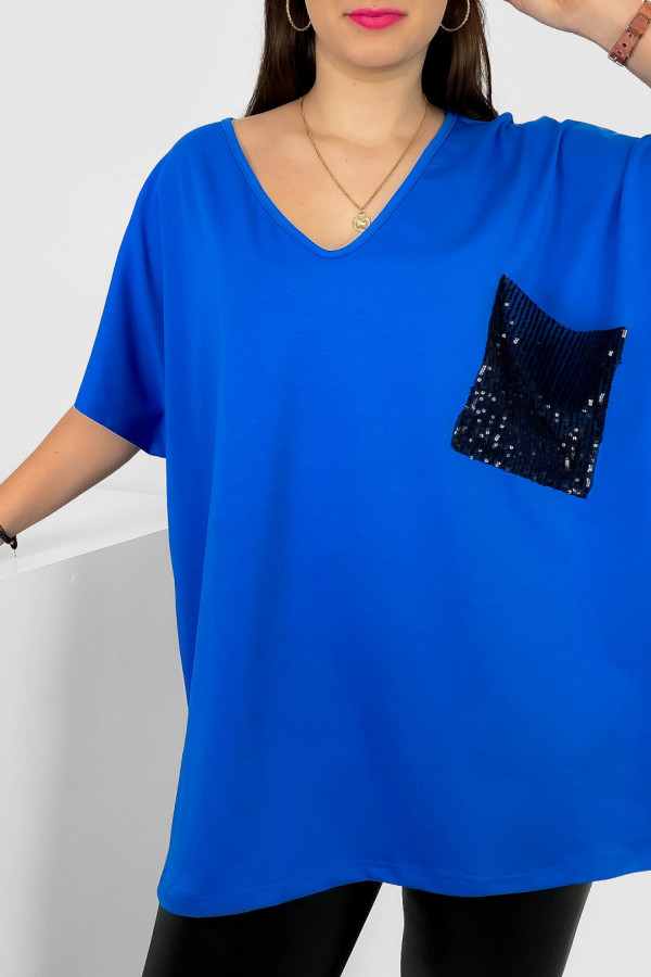 Bluzka damska plus size w kolorze niebieskim ozdobna kieszonka cekiny 2