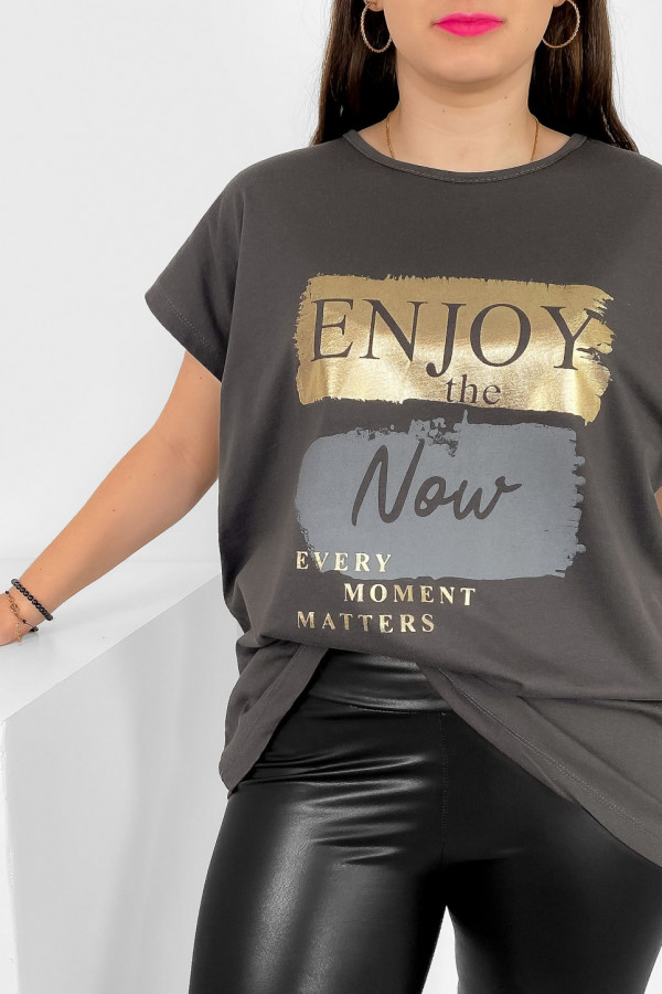 T-shirt damski plus size nietoperz w kolorze szarego beżu napisy Enjoy Meggi 1