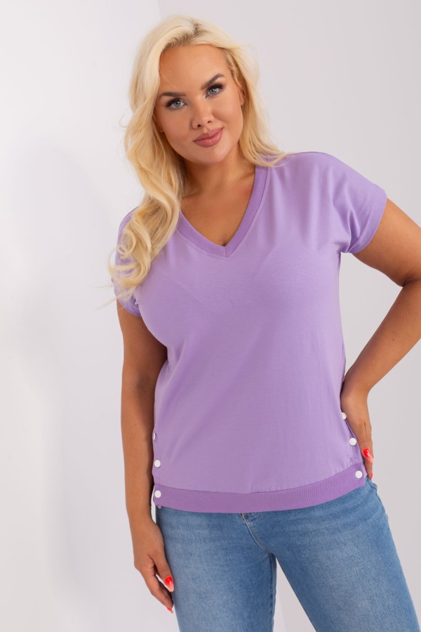 Sportowa bluzka damska plus size w kolorze lila fiolet rozcięcia guziki w serek v-neck Varali 2