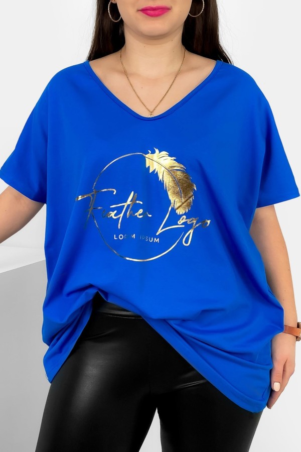 Bluzka damska T-shirt plus size w kolorze chabrowym złoty nadruk piórko feather