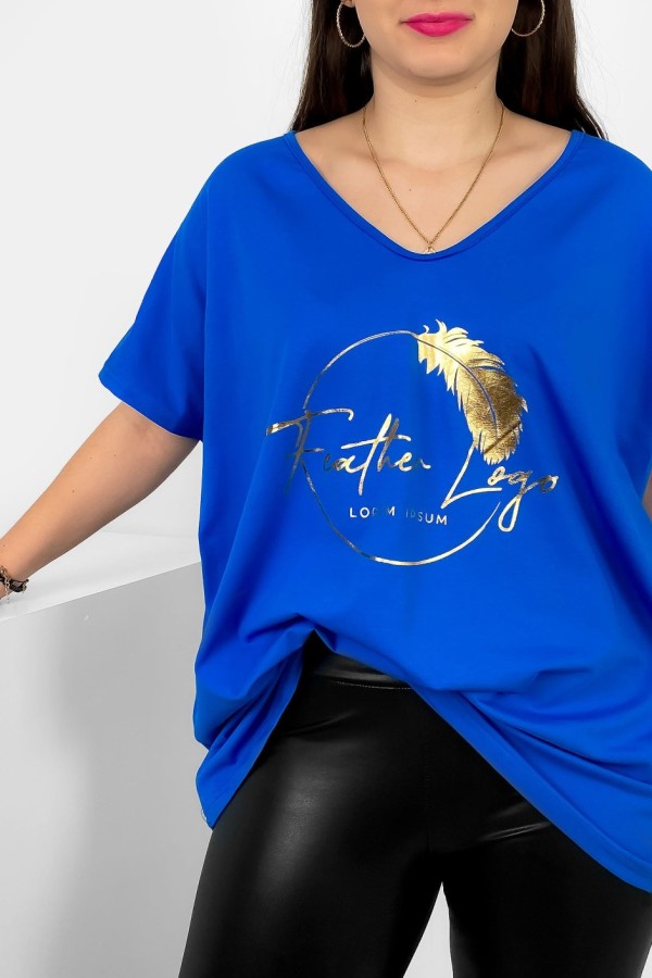 Bluzka damska T-shirt plus size w kolorze chabrowym złoty nadruk piórko feather 1