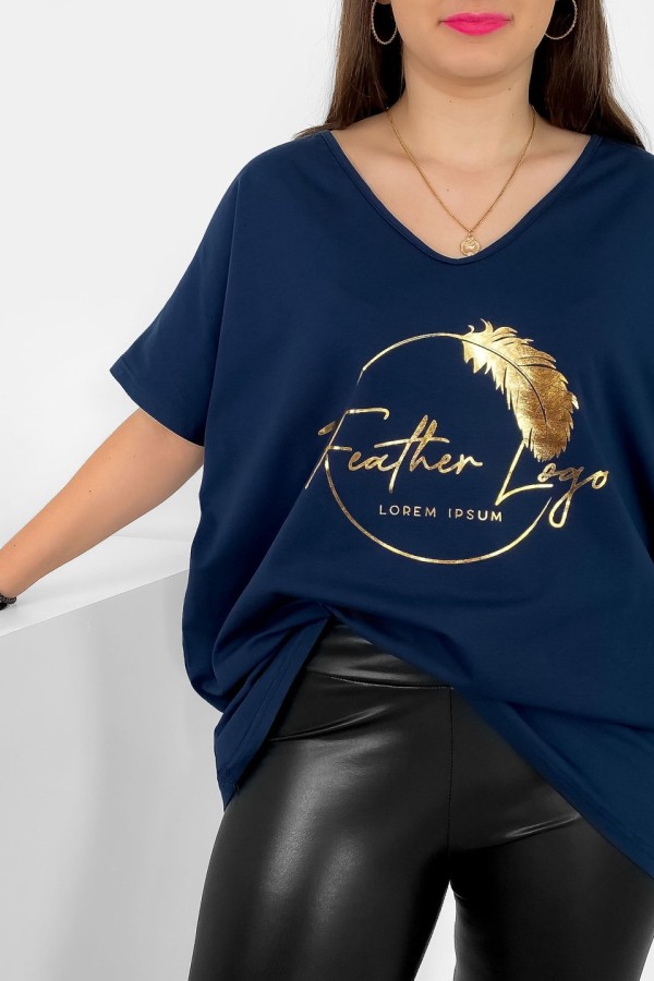 Bluzka damska T-shirt plus size w kolorze granatowym złoty nadruk piórko feather 1