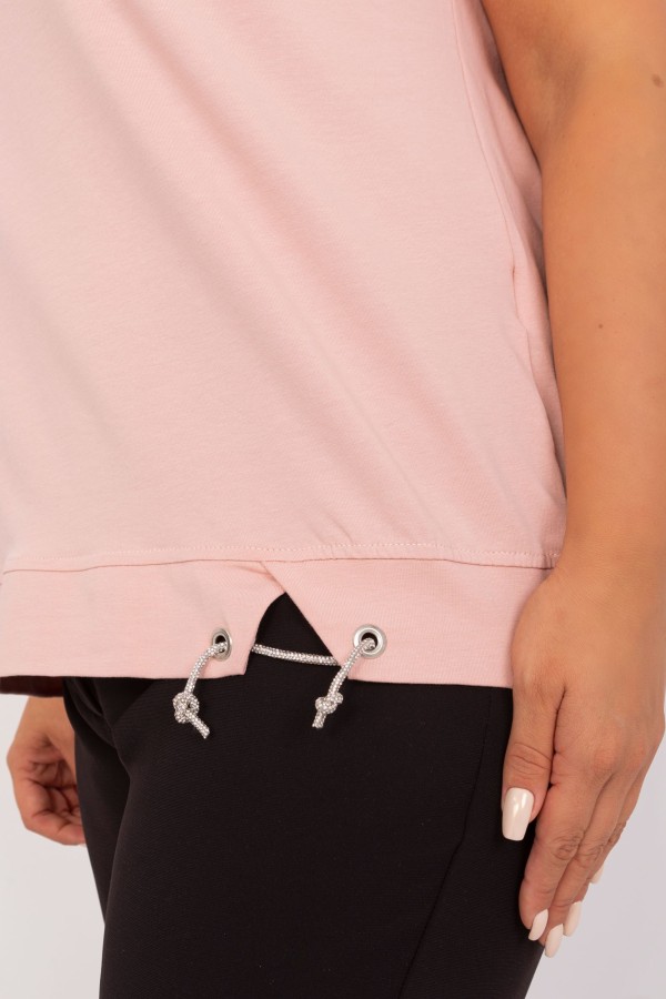 Bluzka damska plus size T-SHIRT w kolorze pudrowym rozcięcie ozdobny sznureczek Paige 5