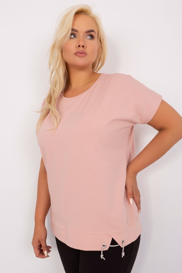 Bluzka damska plus size T-SHIRT w kolorze pudrowym rozcięcie ozdobny sznureczek Paige 4