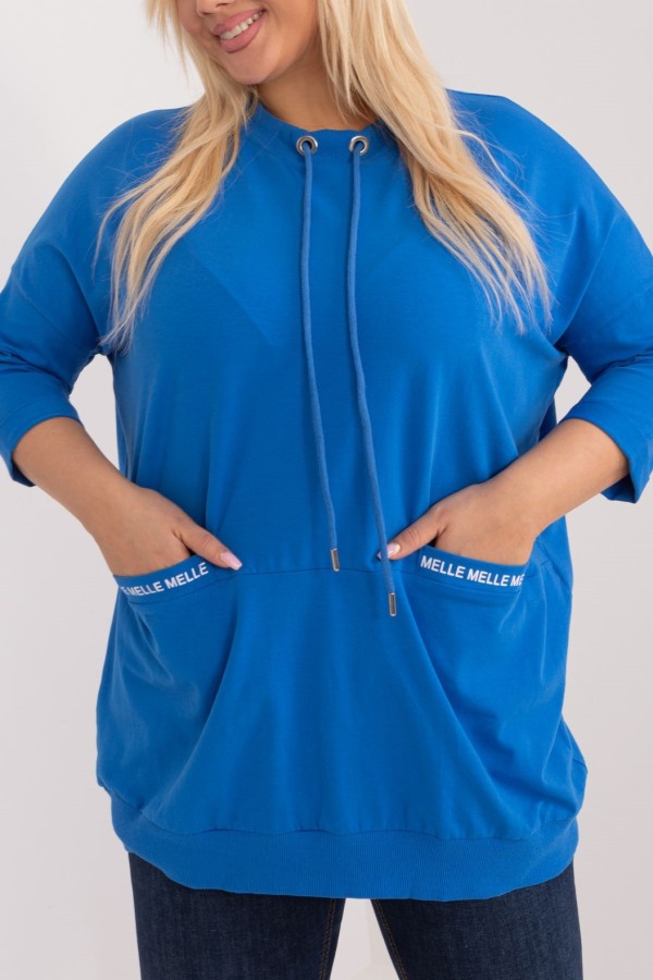 Modna lekka bluza damska plus size w kolorze niebieskim kieszenie napisy Melle