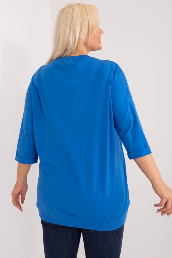 Modna lekka bluza damska plus size w kolorze niebieskim kieszenie napisy Melle 2