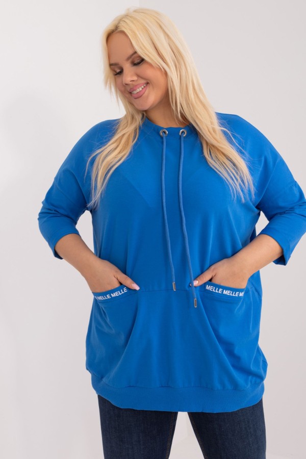 Modna lekka bluza damska plus size w kolorze niebieskim kieszenie napisy Melle 3