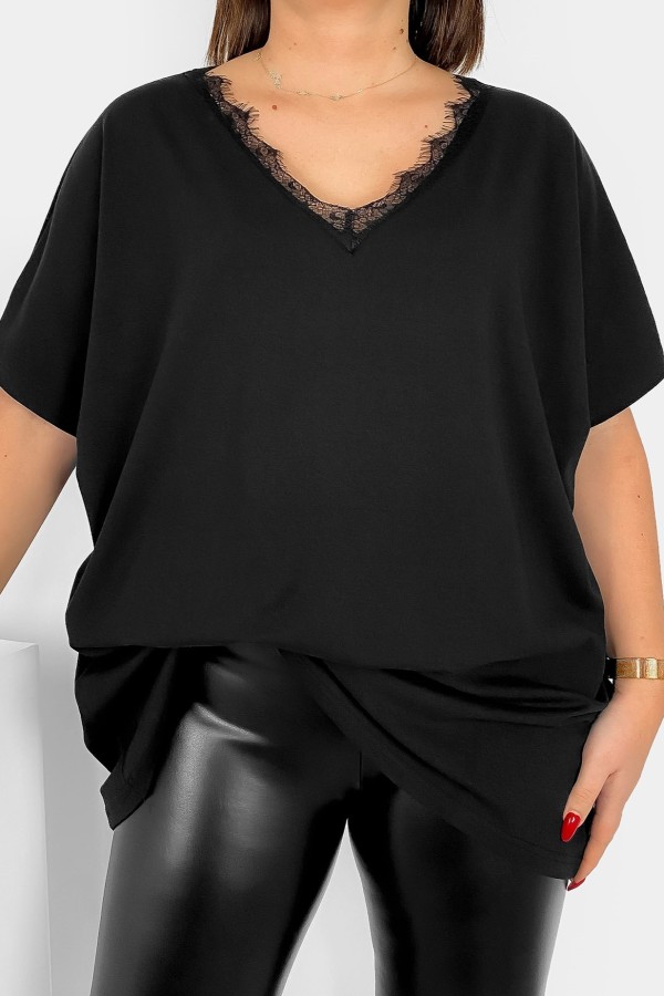 Bluzka damska plus size w kolorze czarnym koronkowy dekolt w serek
