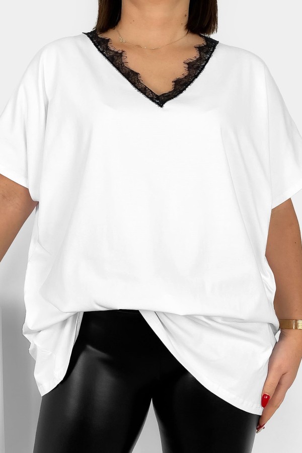 Bluzka damska plus size w kolorze białym koronkowy dekolt w serek