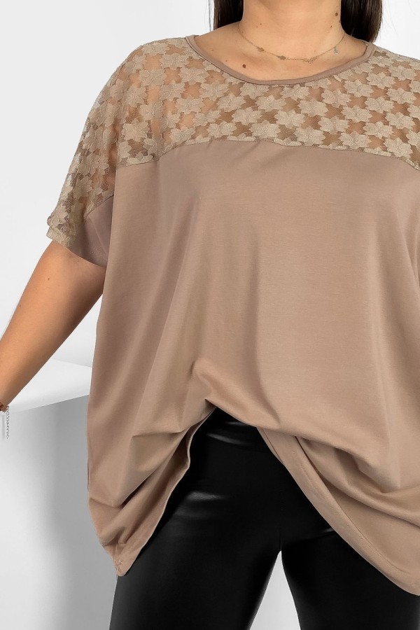 Bluzka damska plus size w kolorze beżowym koronkowy dekolt 2