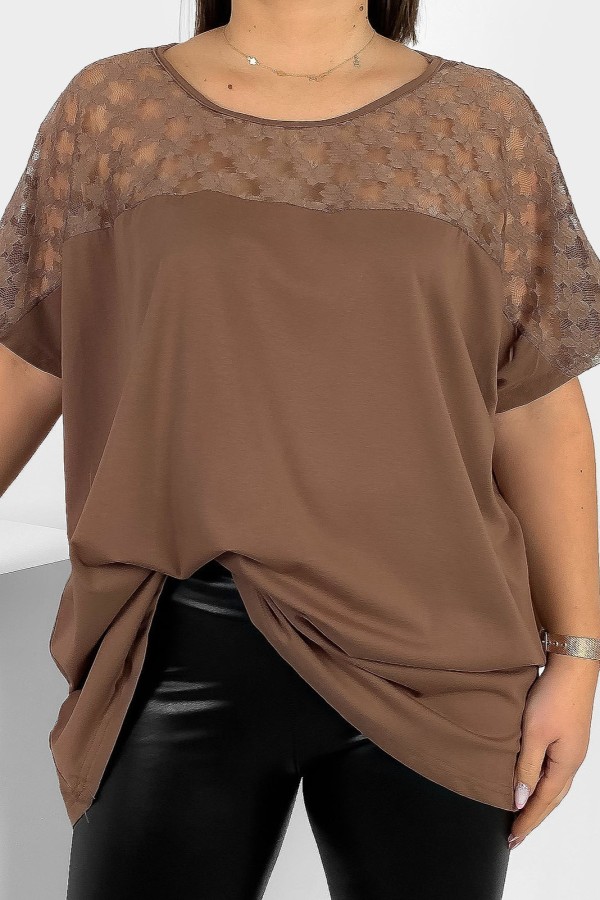 Bluzka damska plus size w kolorze brązowym koronkowy dekolt