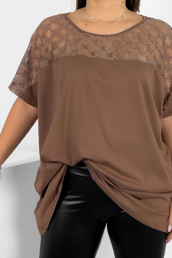 Bluzka damska plus size w kolorze brązowym koronkowy dekolt 1