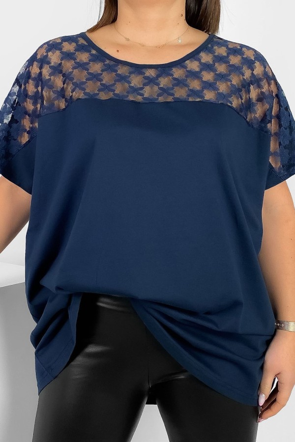 Bluzka damska plus size w kolorze granatowym koronkowy dekolt