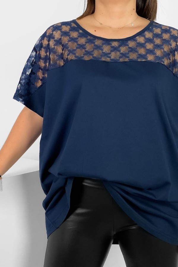 Bluzka damska plus size w kolorze granatowym koronkowy dekolt 1