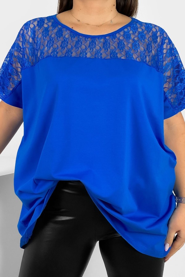 Bluzka damska plus size w kolorze kobaltowym koronkowy dekolt