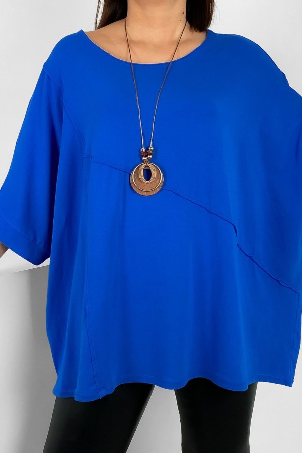 Szeroka bluzka damska oversize w kolorze chabrowym z naszyjnikiem nietoperz ozdobne przeszycia Diria 2