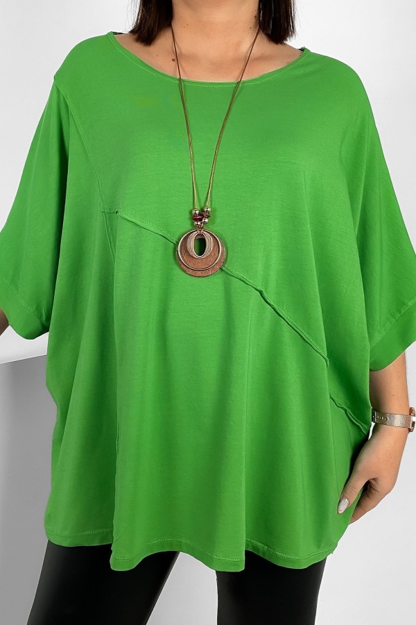 Szeroka bluzka damska oversize w kolorze zielonym z naszyjnikiem nietoperz ozdobne przeszycia Diria