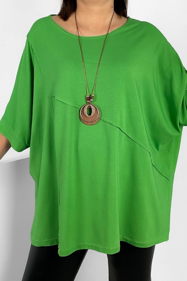Szeroka bluzka damska oversize w kolorze zielonym z naszyjnikiem nietoperz ozdobne przeszycia Diria 2