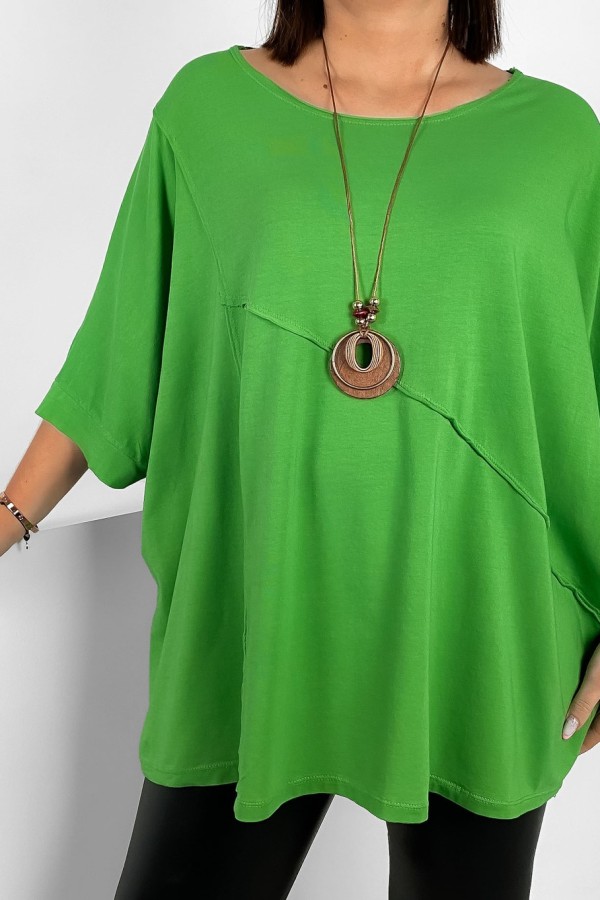 Szeroka bluzka damska oversize w kolorze zielonym z naszyjnikiem nietoperz ozdobne przeszycia Diria 1