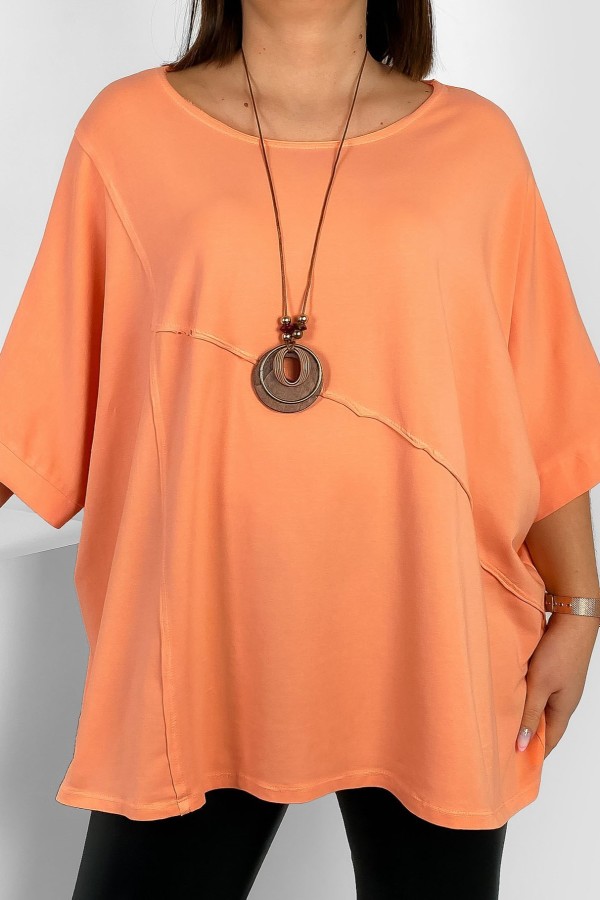 Szeroka bluzka damska oversize w kolorze brzoskwiniowym peach z naszyjnikiem nietoperz ozdobne przeszycia Diria