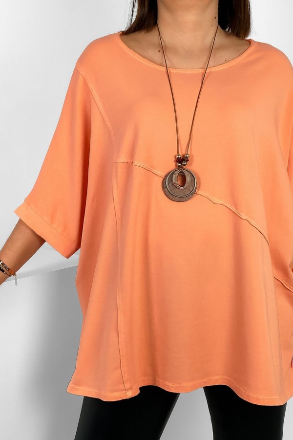 Szeroka bluzka damska oversize w kolorze brzoskwiniowym peach z naszyjnikiem nietoperz ozdobne przeszycia Diria 1