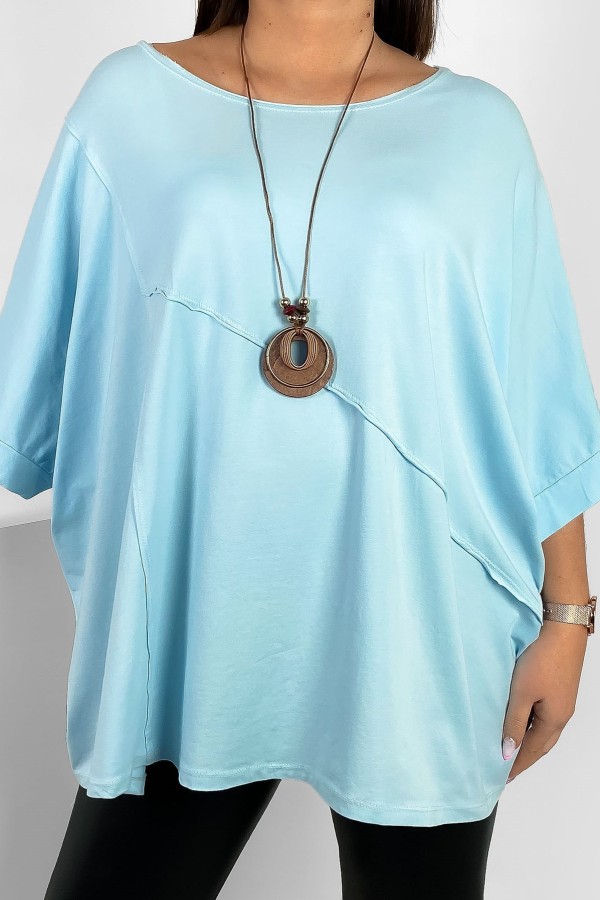 Szeroka bluzka damska oversize w kolorze błękitnym z naszyjnikiem nietoperz ozdobne przeszycia Diria