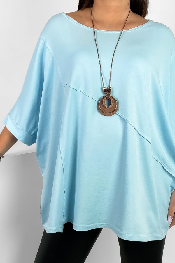 Szeroka bluzka damska oversize w kolorze błękitnym z naszyjnikiem nietoperz ozdobne przeszycia Diria 1