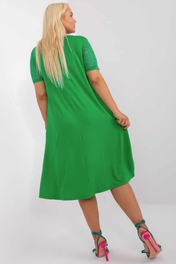 Sukienka plus size w kolorze jasno zielonym asymetryczna rękawy koronka Desi 4