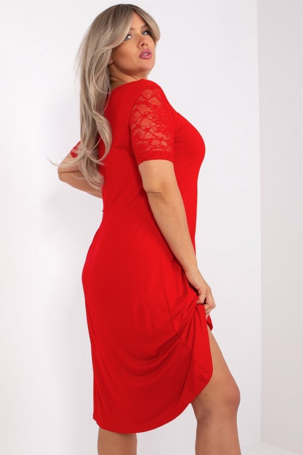 Sukienka plus size w kolorze czerwonym asymetryczna rękawy koronka Desi 1