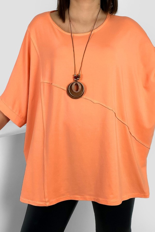Szeroka bluzka damska oversize w kolorze brzoskwiniowym peach z naszyjnikiem nietoperz ozdobne przeszycia Diria 2