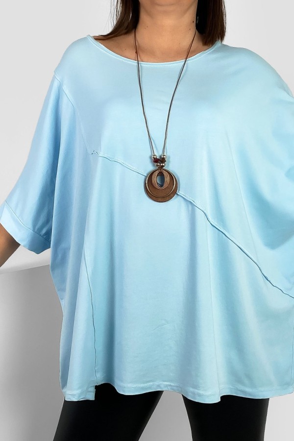 Szeroka bluzka damska oversize w kolorze błękitnym z naszyjnikiem nietoperz ozdobne przeszycia Diria 2